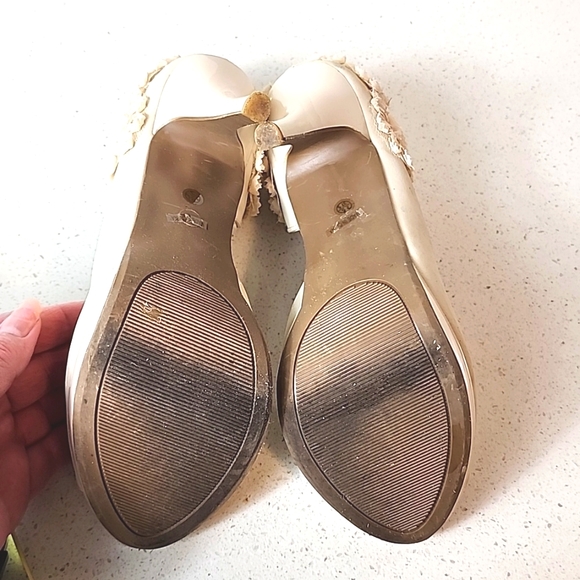 Anne Michele women's open toe shoes Size 7 1/2 with floral lace. - Picture 9 of 13